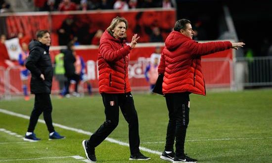 En la imagen, el técnico de la selección peruana, Ricardo Gareca (c). EFE/Archivo