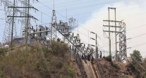 Autoridades hacen limpieza de maleza y supervisan para evitar daños a de una subestación eléctrica donde se registró un incendio este miércoles en el cerro El Ávila, en Caracas (Venezuela). EFE
