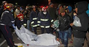 Bomberos levantan el cadáver de un hombre para trasladarlo a una morgue después de que la víctima muriera arrollada por un vehículo de transporte pesado en la entrada del casco urbano del municipio de Nahualá (Guatemala). EFE