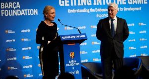 La directora ejecutiva adjunta de Unicef, Charlotte Petri (i), y el presidente del comité español de Unicef, Gustavo Suarez (d) durante la presentación de un documento pionero sobre deporte y desarrollo, el informe 'Entrar en el juego', un estudio iniciado en el 2017 y que analiza las claves de las actividades deportivas para optimizar el impacto de éstas en la vida de niños y jóvenes. EFE