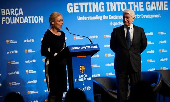 La directora ejecutiva adjunta de Unicef, Charlotte Petri (i), y el presidente del comité español de Unicef, Gustavo Suarez (d) durante la presentación de un documento pionero sobre deporte y desarrollo, el informe 'Entrar en el juego', un estudio iniciado en el 2017 y que analiza las claves de las actividades deportivas para optimizar el impacto de éstas en la vida de niños y jóvenes. EFE