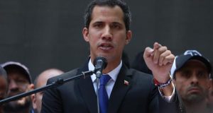 El jefe del Parlamento venezolano, Juan Guaidó, reconocido como presidente encargado por más de medio centenar de países, tildó hoy de "farsa" la inhabilitación pronunciada en su contra por la Contraloría del país y dijo que no existe tal cosa porque no hay contralor.