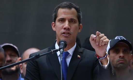 El jefe del Parlamento venezolano, Juan Guaidó, reconocido como presidente encargado por más de medio centenar de países, tildó hoy de "farsa" la inhabilitación pronunciada en su contra por la Contraloría del país y dijo que no existe tal cosa porque no hay contralor.