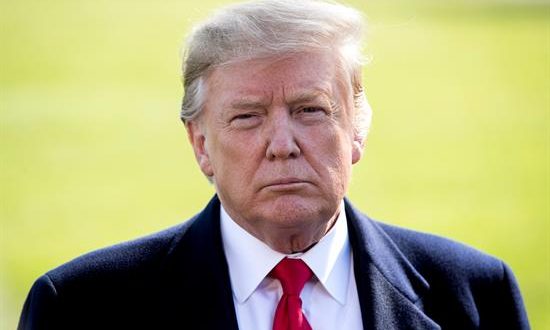 El presidente de los Estados Unidos, Donald J. Trump, responde a preguntas de la prensa este jueves en el Jardín Sur de la Casa Blanca, antes de abordar el Marine One, en Washington, DC (EE.UU.). EFE