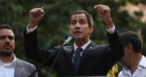 El jefe del Parlamento venezolano, Juan Guaidó, habla este jueves durante una asamblea con vecinos de Montalbán, al sur de Caracas (Venezuela). EFE