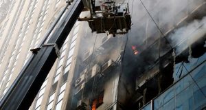 Miembros del cuerpo de bomberos de Bangladesh intentan apagar el incendio que se ha producido en un edificioen Dacca (Bangladesh). EFE