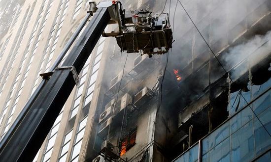 Miembros del cuerpo de bomberos de Bangladesh intentan apagar el incendio que se ha producido en un edificioen Dacca (Bangladesh). EFE
