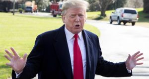 El presidente de los Estados Unidos, Donald J. Trump, responde a preguntas de la prensa este jueves en el Jardín Sur de la Casa Blanca, antes de abordar el Marine One, en Washington, DC (EE.UU.). EFE