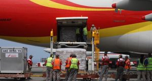 Personal descarga un avión proveniente de China que trae materiales médicos descartables, este viernes en el Aeropuerto Internacional Simón Bolívar, en Maiquetía (Venezuela). EFE
