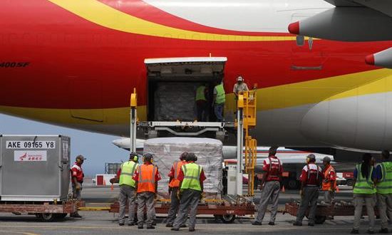 Personal descarga un avión proveniente de China que trae materiales médicos descartables, este viernes en el Aeropuerto Internacional Simón Bolívar, en Maiquetía (Venezuela). EFE