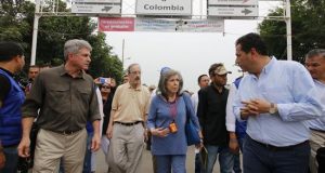 Los senadores estadounidenses Michael McCaul (i) y Chairman Eliot Engel (2i) caminan este viernes, durante una vista que realizaron varios senadores norteamericanos al puente internacional Simón Bolívar, en la frontera entre Cúcuta (Colombia) y Venezuela. EFE