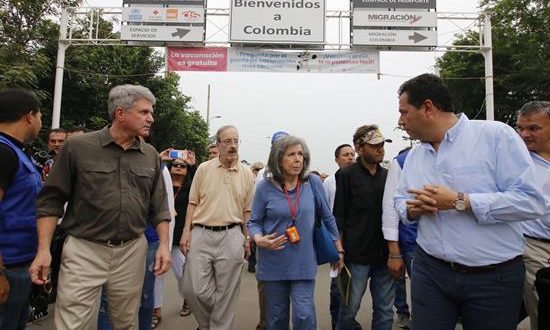 Los senadores estadounidenses Michael McCaul (i) y Chairman Eliot Engel (2i) caminan este viernes, durante una vista que realizaron varios senadores norteamericanos al puente internacional Simón Bolívar, en la frontera entre Cúcuta (Colombia) y Venezuela. EFE