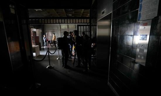 Un nuevo corte intempestivo de electricidad dejó este viernes a oscuras a buena parte de Caracas y cerca de una decena de los 23 estados del país, que este mes han sufrido varios apagones nacionales