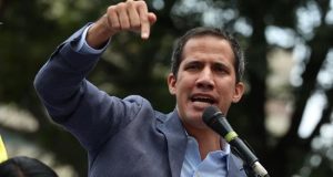 El presidente de la Asamblea Nacional de Venezuela, Juan Guaidó, pronuncia un discurso este sábado, en Los Teques, estado de Miranda (Venezuela). EFE