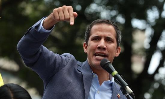 El presidente de la Asamblea Nacional de Venezuela, Juan Guaidó, pronuncia un discurso este sábado, en Los Teques, estado de Miranda (Venezuela). EFE