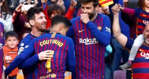 El delantero argentino del FC Barcelona Lionel Messi (i) celebra su gol junto al centrocampista brasileño del FC Barcelona Philippe Coutinho (c) y el defensa del FC Barcelona Gerard Piqué (d) durante el partido de la vigésimo novena jornada de LaLiga, en el estadio Camp Nou en Barcelona. EFE