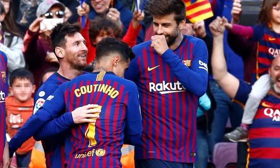 El delantero argentino del FC Barcelona Lionel Messi (i) celebra su gol junto al centrocampista brasileño del FC Barcelona Philippe Coutinho (c) y el defensa del FC Barcelona Gerard Piqué (d) durante el partido de la vigésimo novena jornada de LaLiga, en el estadio Camp Nou en Barcelona. EFE