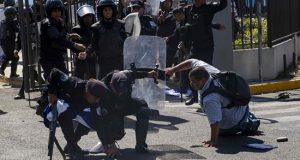 Un tiroteo causado por supuesto fanático sandinista deja cuatro heridos en Nicaragua
Un tiroteo ocasionado por un supuesto fanático sandinista este sábado dejó 4 heridos, incluyendo al agresor, en una protesta contra el presidente Daniel Ortega.