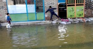 Con la mitad de la ciudad todavía inundada, muchos vecinos de Aq Qala sobreviven refugiados en las partes superiores de los edificios mientras esperan con desesperación a que las autoridades vacíen el agua de la zona.