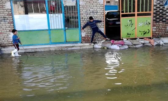 Con la mitad de la ciudad todavía inundada, muchos vecinos de Aq Qala sobreviven refugiados en las partes superiores de los edificios mientras esperan con desesperación a que las autoridades vacíen el agua de la zona.