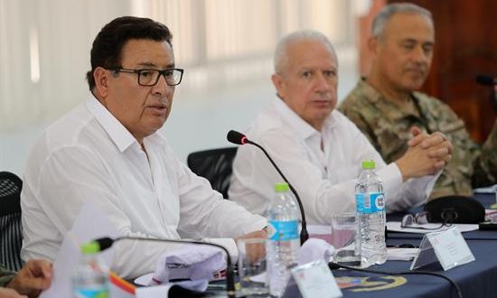 El ministro de Defensa de Perú, José Huerta (i). EFE/Archivo