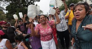 Vecinos protestan por la falta de electricidad y de agua este domingo, en Caracas (Venezuela). El país ha vivido cortes de energía durante siete días consecutivos, mientras que en algunos sectores cercanos a la capital los manifestantes reportaron que llevan más de una semana sin bombeo de agua. EFE