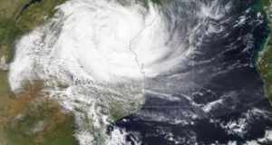 Imagen tomada por satélite que muestra el ciclón Idai mientras llega, este viernes, a Mozambique. EFE/ Nasa Worldview (foto cedida)