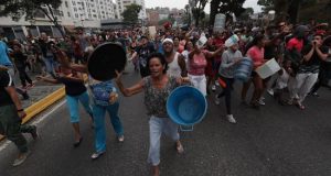 Vecinos protestan por la falta de electricidad y de agua este domingo, en Caracas (Venezuela). EFE
