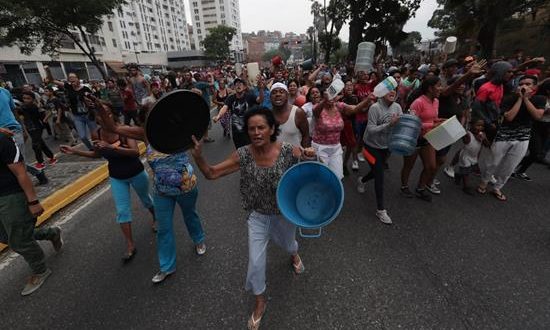 Vecinos protestan por la falta de electricidad y de agua este domingo, en Caracas (Venezuela). EFE