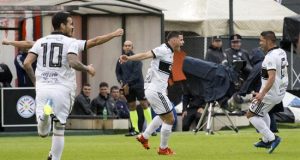 La goleada le permite al bicampeón del fútbol paraguayo mantener su condición de invicto en la competición y le acerca un poco más al título cuando restan nueve jornadas. EFE/Archivo