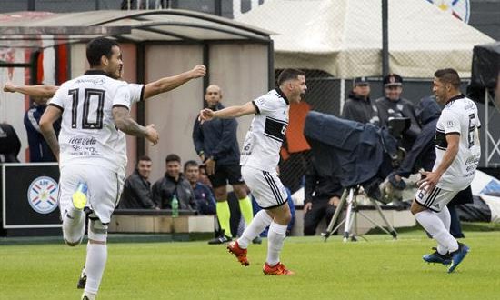 La goleada le permite al bicampeón del fútbol paraguayo mantener su condición de invicto en la competición y le acerca un poco más al título cuando restan nueve jornadas. EFE/Archivo