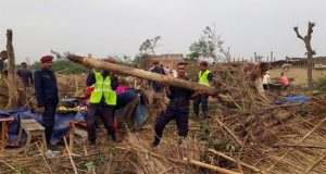La policía nepalesa realiza operaciones de rescate entre las viviendas dañadas tras una tormenta en la aldea de Managadwa, en el distrito de Bara, Nepal, el 1 de abril de 2019. EFE
