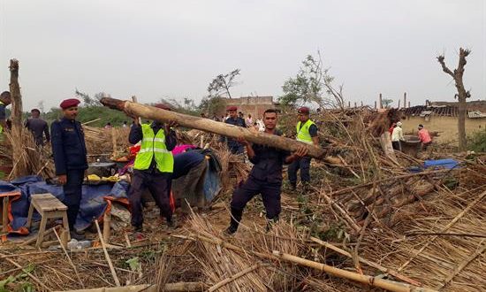 La policía nepalesa realiza operaciones de rescate entre las viviendas dañadas tras una tormenta en la aldea de Managadwa, en el distrito de Bara, Nepal, el 1 de abril de 2019. EFE