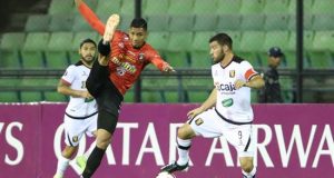 Rosmel Villanueva (i) de Caracas disputa un balón con Bernardo Cuesta de Melgar, en una imagen del pasado mes de febrero. EFE/Archivo