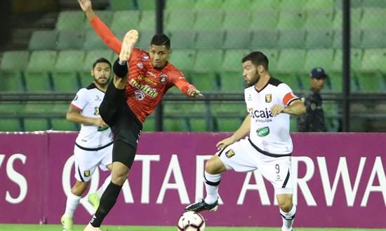 Rosmel Villanueva (i) de Caracas disputa un balón con Bernardo Cuesta de Melgar, en una imagen del pasado mes de febrero. EFE/Archivo