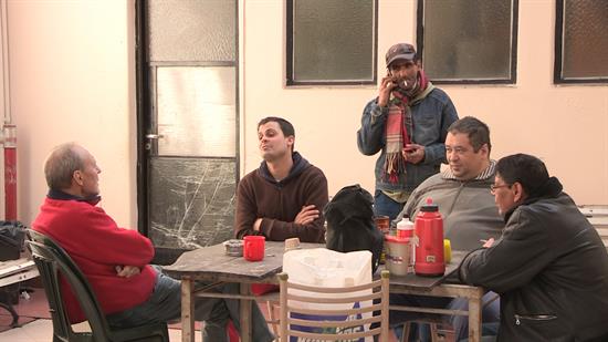 La organización social Barrios de Pie pidió este lunes al sector privado y al Gobierno argentino abastecer "al menos" de la leche acordada con sus comedores sociales para dar "un pequeño alivio" al hambre y la pobreza que aumentan en el país austral debido a la crisis económica. "Necesitamos que (el Gobierno) al menos entregue la leche con la que se comprometió y, si no es así, que los privados complementen esas entregas para poder dar un pequeño alivio (...) a la situación tan dramática que están viviendo millones de familias en nuestro país", declaró a Efe la representante nacional de Barrios de Pie, Silvia Saravia, en una protesta frente a un local de la cadena Coto.