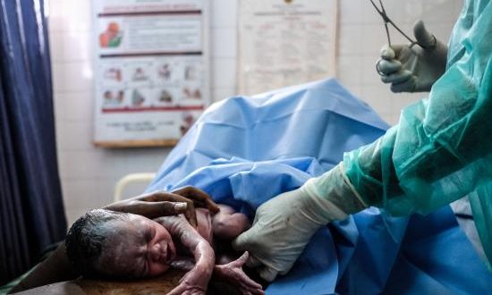 El número de muertos en Mozambique por el ciclón Idai ha aumentado a 518, informaron este lunes las autoridades, al precisar que los casos de cólera también ascienden ya a 517 solo en la provincia de Sofala, una de las más afectadas, debido a las aguas estancadas que dejó ese fenómeno meteorológico.