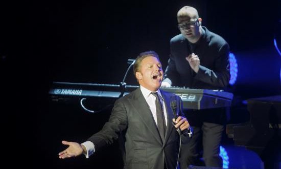 El cantante mexicano Luis Miguel, durante el concierto inaugural del festival de Cap Roig ofrecido en Palafrugell, Girona. EFE/Archivo