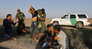 Agentes de la Patrulla Fronteriza de Estados Unidos (USBP) detienen a varios hombres sospechosos de haber cruzado el Río Grande para pasar ilegalmente la frontera con los Estados Unidos cerca de McAllen en Texas (Estados Unidos). EFE/Archivo