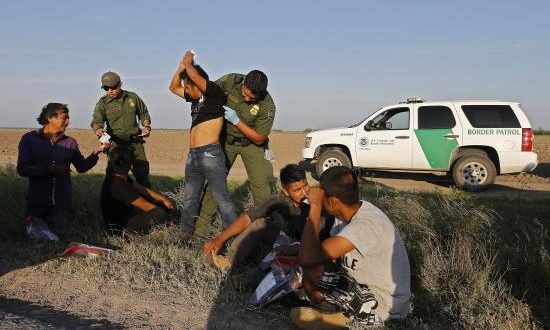 Agentes de la Patrulla Fronteriza de Estados Unidos (USBP) detienen a varios hombres sospechosos de haber cruzado el Río Grande para pasar ilegalmente la frontera con los Estados Unidos cerca de McAllen en Texas (Estados Unidos). EFE/Archivo