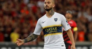 Darío Benedetto de Boca Juniors reacciona este martes durante un partido de la Copa Libertadores 2019 disputado entre el Atlético Paranaense y el Boca Juniors, en el estadio Arena da Baixada, Curitiba (Brasil). EFE