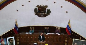 La Asamblea Constituyente de Venezuela (ANC), integrada solo por chavistas, aprobó este martes la continuación del enjuiciamiento al jefe del Parlamento, el opositor Juan Guaidó, reconocido como presidente interino por más de cincuenta países y al que el Supremo solicitó retirar la inmunidad. Entre vítores y aplausos, la Asamblea Constituyente aprobó por unanimidad de sus miembros en un "decreto constituyente" la "continuación del juicio" a Guaidó, refiriéndose al artículo de la Constitución relativo a la inmunidad parlamentaria. La decisión fue tomada después de que ayer el presidente Tribunal Supremo de Justicia, Maikel Moreno, solicitara a la ANC "el allanamiento a la inmunidad parlamentaria" de Guaidó tras declararlo en desacato.