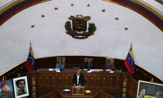 La Asamblea Constituyente de Venezuela (ANC), integrada solo por chavistas, aprobó este martes la continuación del enjuiciamiento al jefe del Parlamento, el opositor Juan Guaidó, reconocido como presidente interino por más de cincuenta países y al que el Supremo solicitó retirar la inmunidad. Entre vítores y aplausos, la Asamblea Constituyente aprobó por unanimidad de sus miembros en un "decreto constituyente" la "continuación del juicio" a Guaidó, refiriéndose al artículo de la Constitución relativo a la inmunidad parlamentaria. La decisión fue tomada después de que ayer el presidente Tribunal Supremo de Justicia, Maikel Moreno, solicitara a la ANC "el allanamiento a la inmunidad parlamentaria" de Guaidó tras declararlo en desacato.