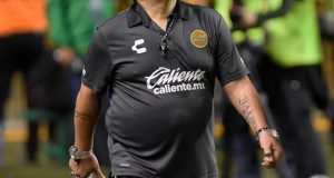 El argentino Diego Armando Maradona, entrenador de los Dorados de Sinaloa del Ascenso del fútbol mexicano, es visto durante el partido entre Dorados de Sinaloa y el equipo cañero del Zacatepec de segunda división, en el estado de Morelos (México). EFE/Archivo
