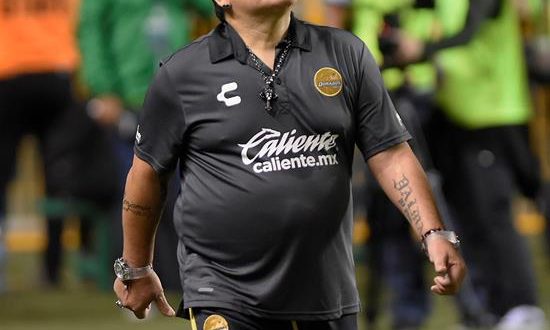El argentino Diego Armando Maradona, entrenador de los Dorados de Sinaloa del Ascenso del fútbol mexicano, es visto durante el partido entre Dorados de Sinaloa y el equipo cañero del Zacatepec de segunda división, en el estado de Morelos (México). EFE/Archivo