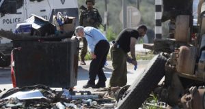 Varios investigadores israelíes inspeccionan el lugar donde un palestino fue abatido por un colono israelí, tras presuntamente intentar apuñalar a los ocupantes de un vehículo que viajaba por Cisjordania ocupada, este miércoles en la localidad de Huwara, cerca de la ciudad cisjordana de Nablus. EFE