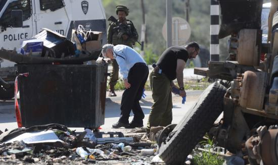 Varios investigadores israelíes inspeccionan el lugar donde un palestino fue abatido por un colono israelí, tras presuntamente intentar apuñalar a los ocupantes de un vehículo que viajaba por Cisjordania ocupada, este miércoles en la localidad de Huwara, cerca de la ciudad cisjordana de Nablus. EFE
