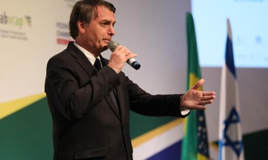 El presidente de Brasil, Jair Bolsonaro, da un discurso mientras participa en un foro con empresarios brasileños e israelíes este martes en Jerusalén, en el ámbito de su visita oficial de cuatro días de duración a Israel. EFE