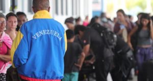 En la imagen, un número de inmigrantes venezolanos, en Tumbes (Perú). EFE/Archivo