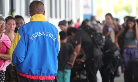 En la imagen, un número de inmigrantes venezolanos, en Tumbes (Perú). EFE/Archivo